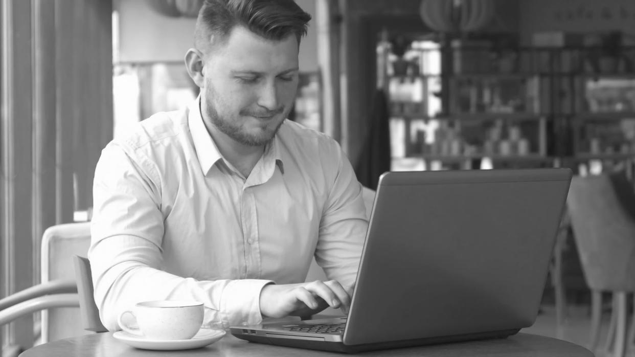 Team bei der Analyse von Budgetdaten